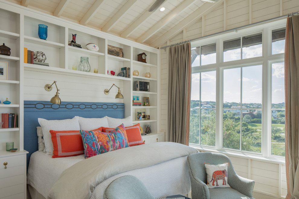 Landhaus Schlafzimmer mit weißer Wandfarbe in Austin