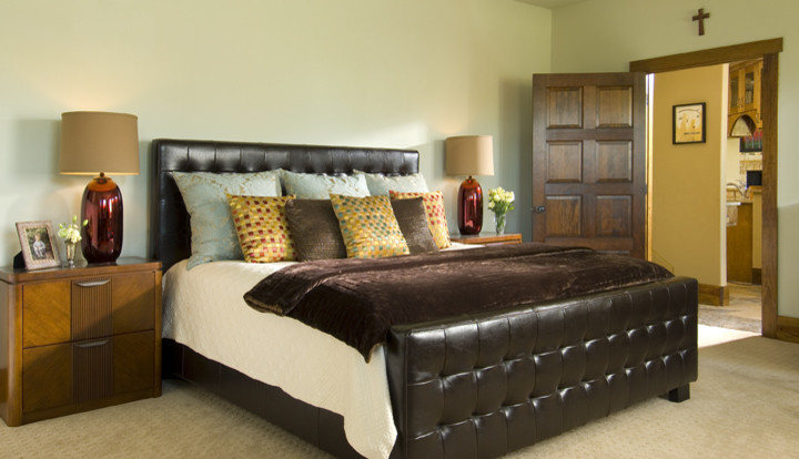 This is an example of an eclectic guest bedroom in San Diego with carpet.