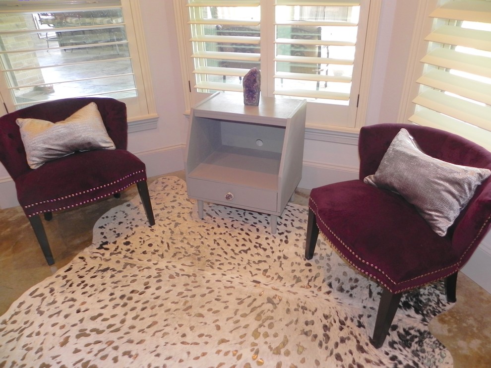 Uriges Gästezimmer mit lila Wandfarbe und Betonboden in Houston