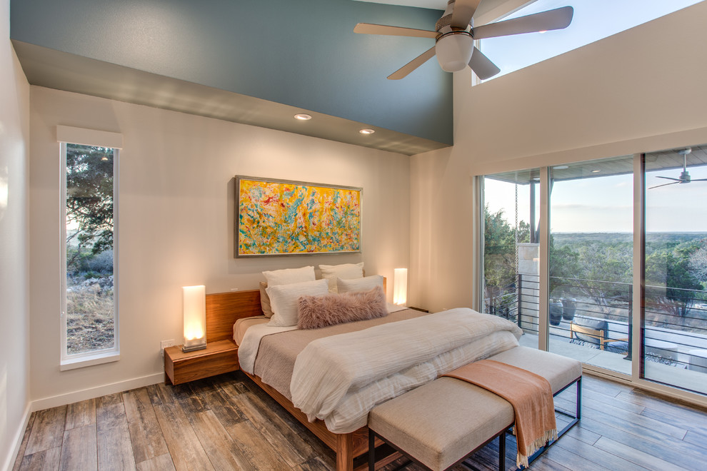 Imagen de dormitorio principal contemporáneo de tamaño medio con paredes multicolor, suelo de baldosas de porcelana y suelo marrón