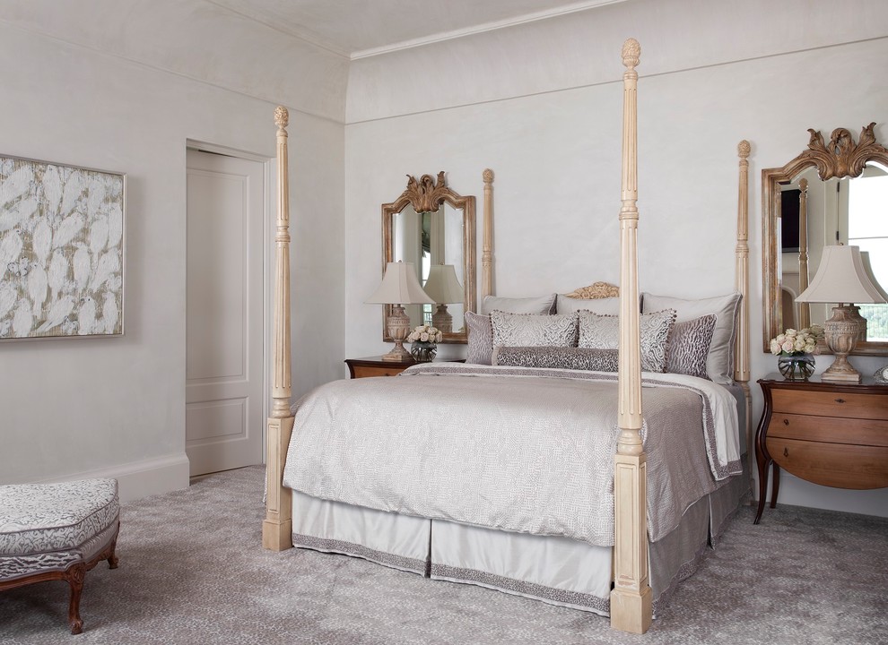 Mediterranes Hauptschlafzimmer ohne Kamin mit grauer Wandfarbe, Teppichboden und grauem Boden in Austin