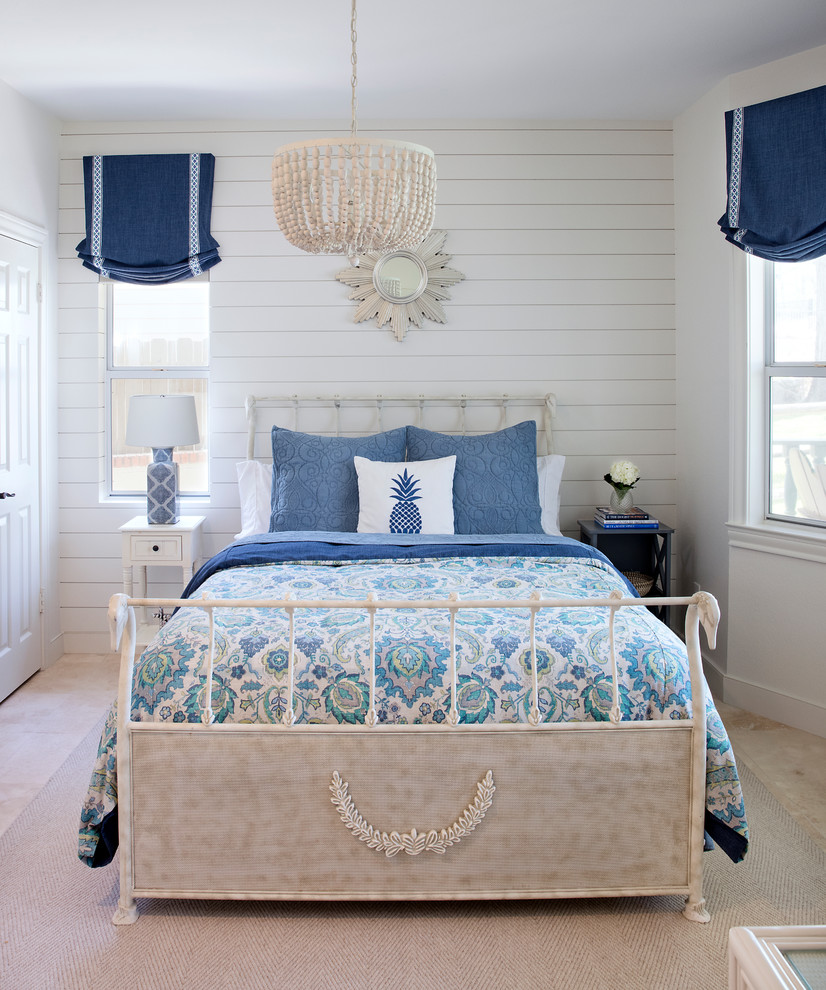 Imagen de dormitorio marinero con paredes blancas y suelo beige
