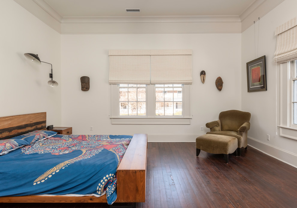Foto de dormitorio principal tradicional renovado de tamaño medio con paredes blancas, suelo marrón y suelo de madera oscura