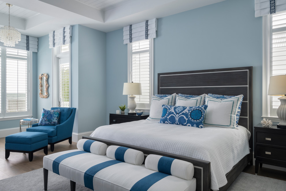 Großes Maritimes Hauptschlafzimmer mit blauer Wandfarbe, braunem Holzboden, braunem Boden und eingelassener Decke in Sonstige