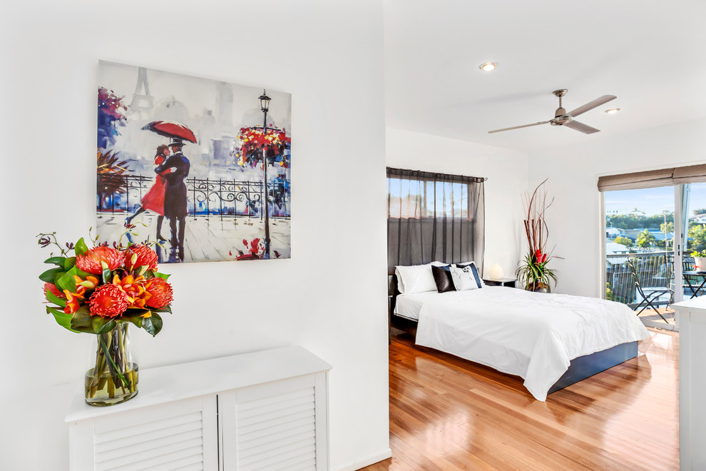 Mittelgroßes Modernes Hauptschlafzimmer ohne Kamin mit weißer Wandfarbe und hellem Holzboden in Gold Coast - Tweed