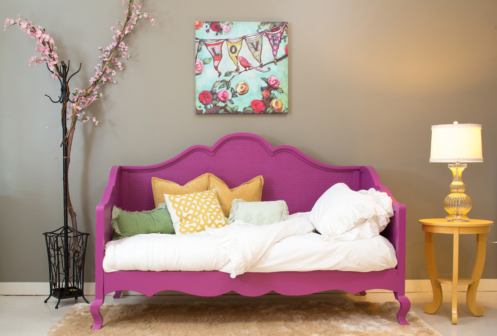 Ejemplo de habitación de invitados romántica de tamaño medio sin chimenea con paredes beige y suelo vinílico