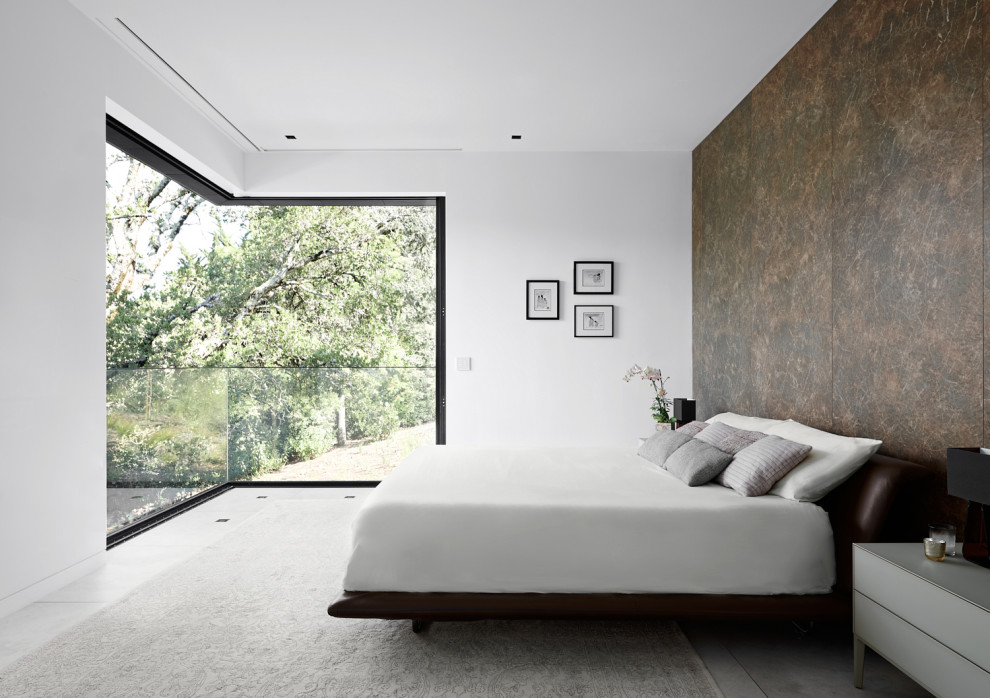 Réalisation d'une chambre design avec un mur marron, sol en béton ciré et un sol gris.