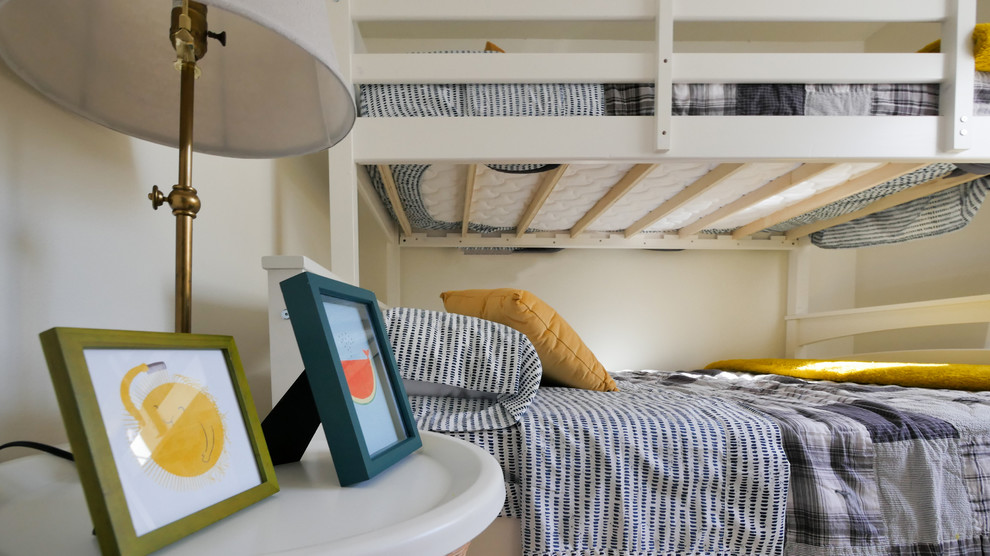Foto de habitación de invitados costera pequeña con paredes blancas y suelo de madera clara