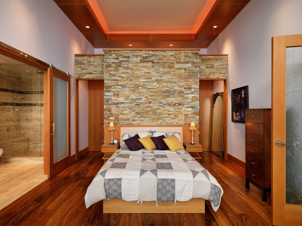 Esempio di una camera da letto minimal con pareti bianche, pavimento in legno massello medio e nessun camino