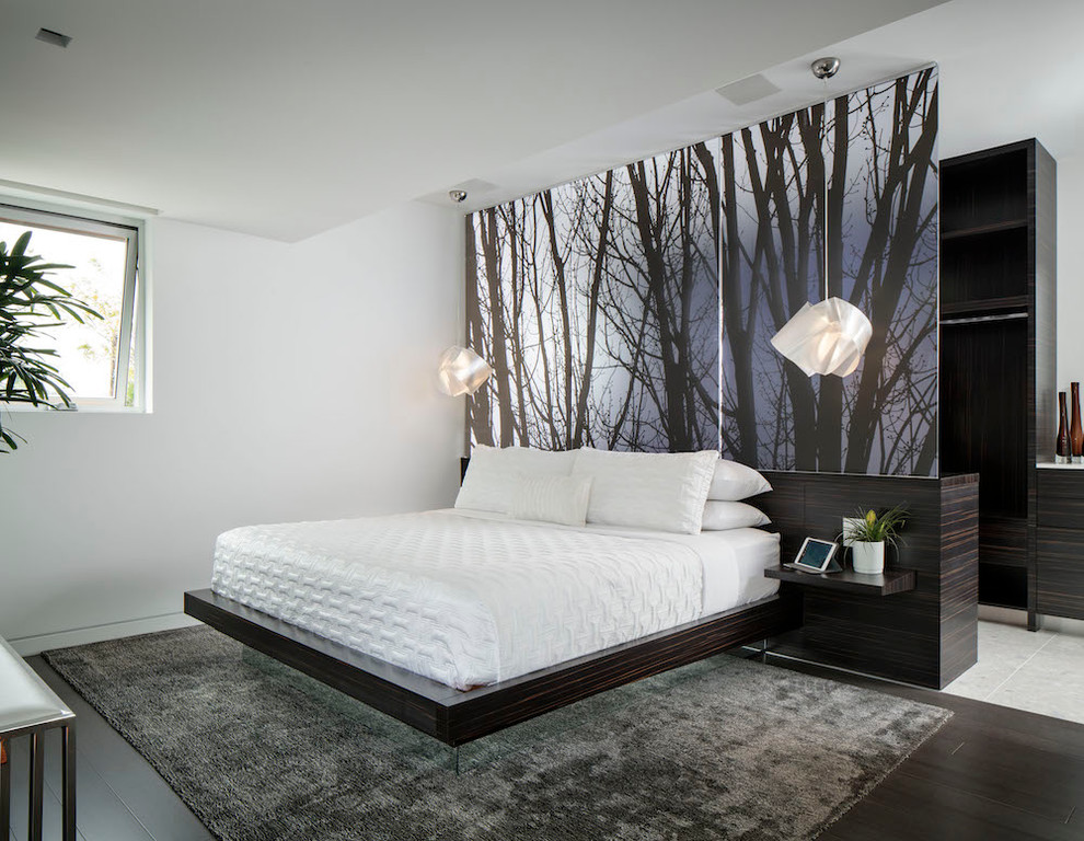 Exempel på ett modernt sovrum, med vita väggar och bambugolv
