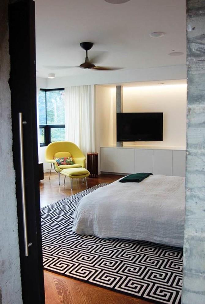 Пример оригинального дизайна: хозяйская спальня в стиле модернизм с белыми стенами и паркетным полом среднего тона