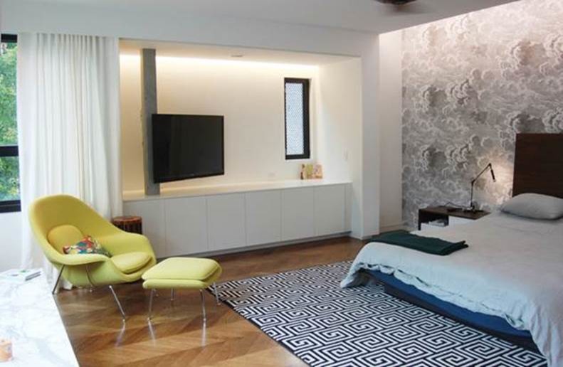 Modernes Hauptschlafzimmer mit weißer Wandfarbe und braunem Holzboden in Raleigh