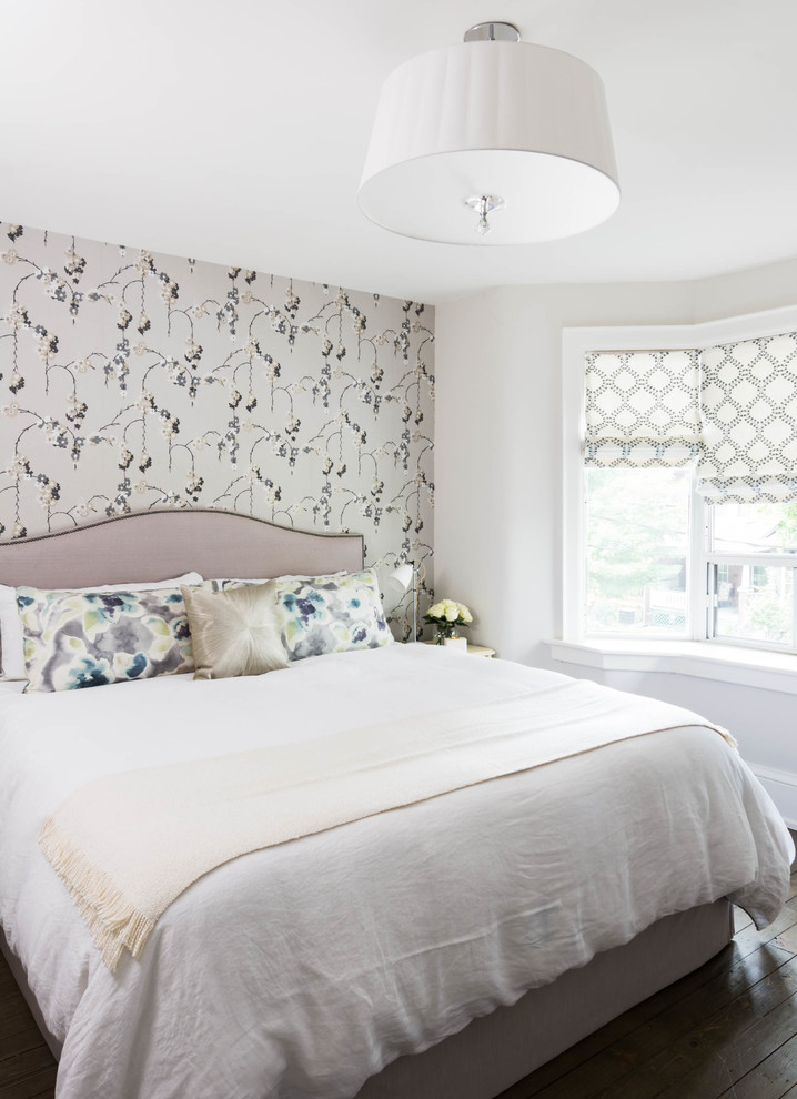 Стильный дизайн: хозяйская спальня среднего размера в стиле фьюжн с белыми стенами, паркетным полом среднего тона и коричневым полом - последний тренд
