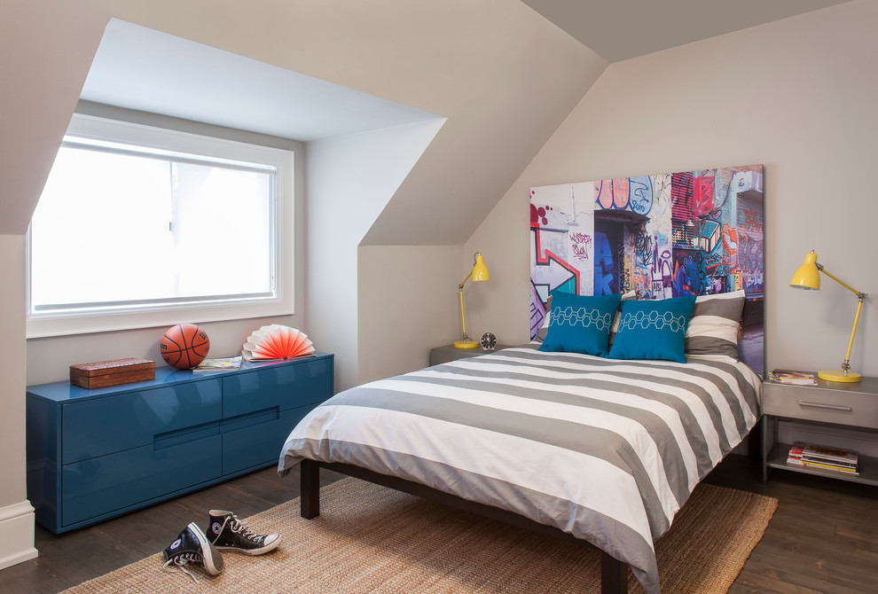 Источник вдохновения для домашнего уюта: спальня среднего размера в стиле фьюжн с серыми стенами, паркетным полом среднего тона и коричневым полом без камина