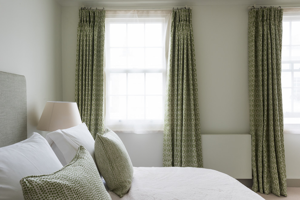 Foto de dormitorio principal romántico grande sin chimenea con paredes verdes y moqueta
