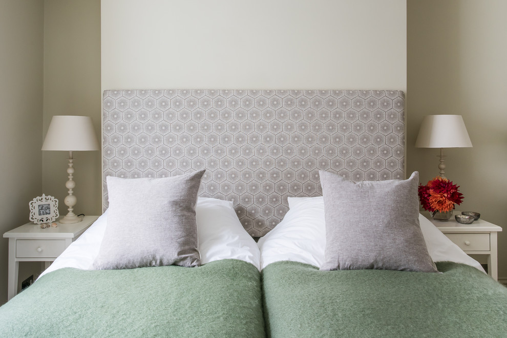 Источник вдохновения для домашнего уюта: гостевая спальня среднего размера, (комната для гостей) в стиле шебби-шик с зелеными стенами и ковровым покрытием без камина