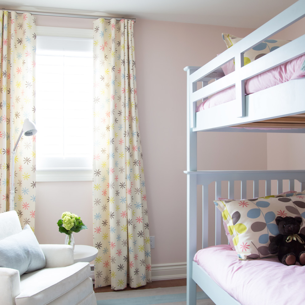 На фото: маленькая спальня в стиле неоклассика (современная классика) с паркетным полом среднего тона и розовыми стенами без камина для на участке и в саду с