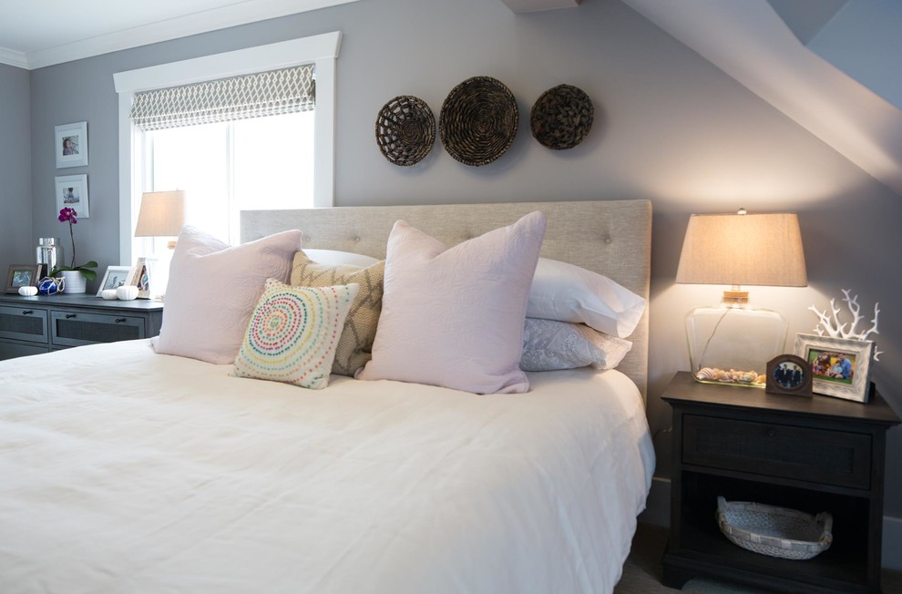 Источник вдохновения для домашнего уюта: маленькая хозяйская спальня в морском стиле с серыми стенами и ковровым покрытием без камина для на участке и в саду
