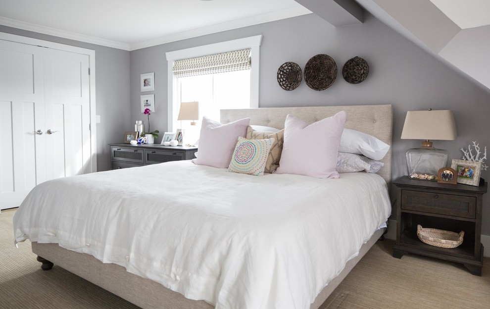 Imagen de dormitorio principal costero pequeño sin chimenea con paredes grises y moqueta
