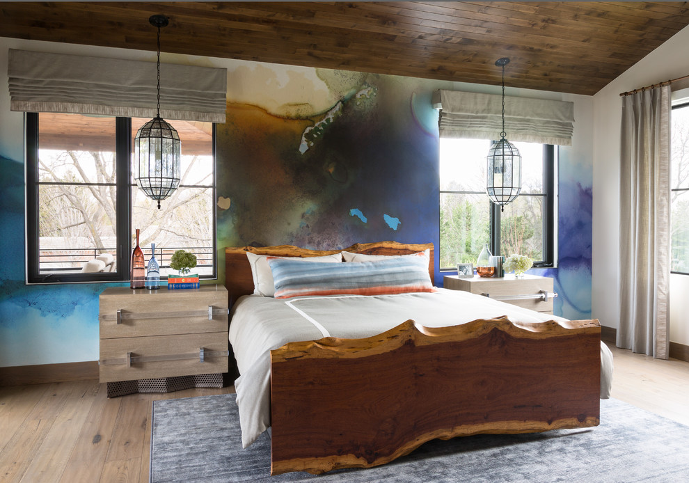 Mittelgroßes Stilmix Hauptschlafzimmer mit bunten Wänden, braunem Holzboden und braunem Boden in Denver