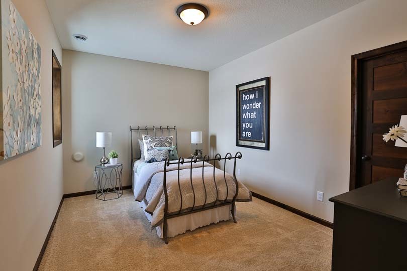 Imagen de habitación de invitados clásica de tamaño medio con paredes grises y moqueta