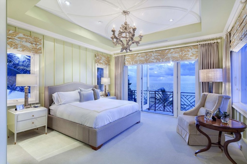 На фото: огромная хозяйская спальня в классическом стиле с зелеными стенами, ковровым покрытием и белым полом без камина