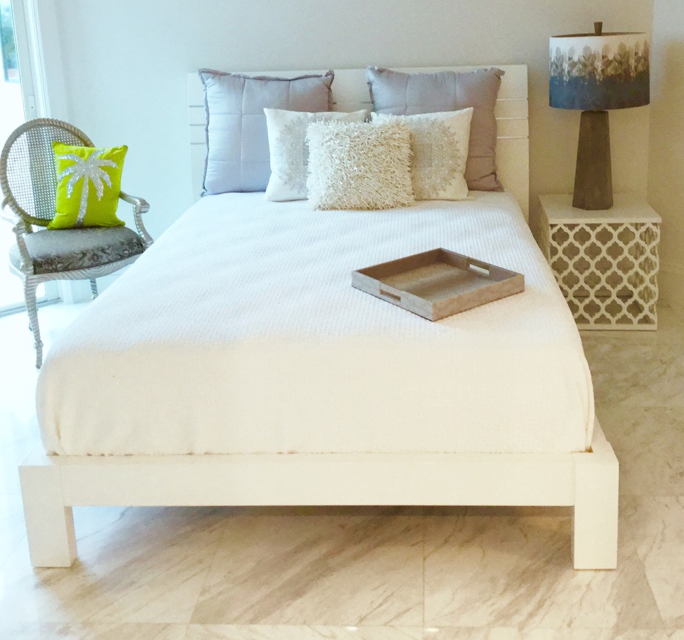 Modelo de habitación de invitados actual pequeña con paredes blancas y suelo de mármol