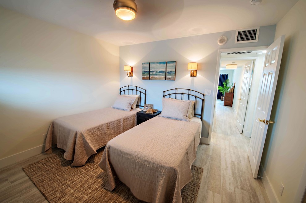 Diseño de habitación de invitados costera de tamaño medio con suelo de baldosas de porcelana, paredes beige y suelo beige