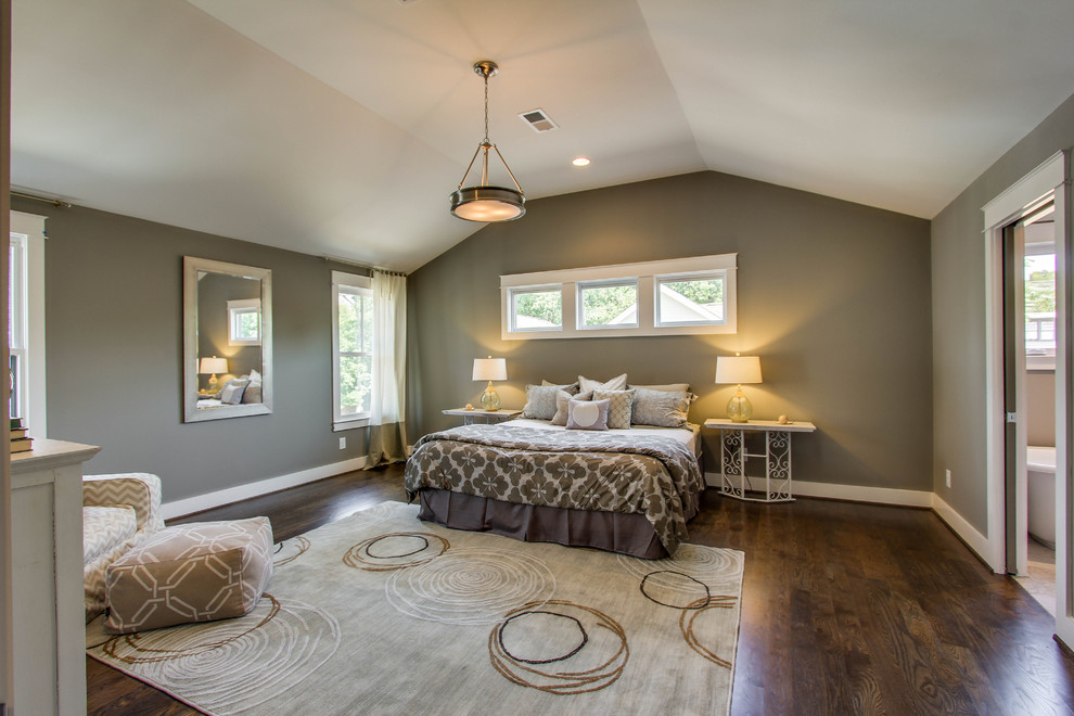 Modelo de dormitorio principal clásico renovado de tamaño medio con paredes grises y suelo de madera en tonos medios