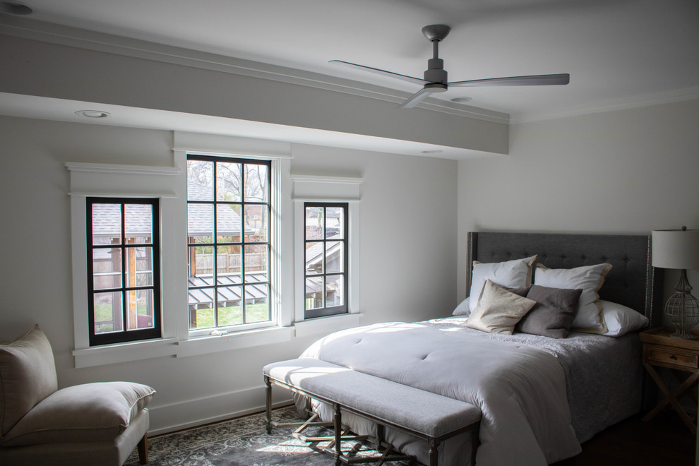 На фото: гостевая спальня (комната для гостей) в стиле неоклассика (современная классика) с белыми стенами с