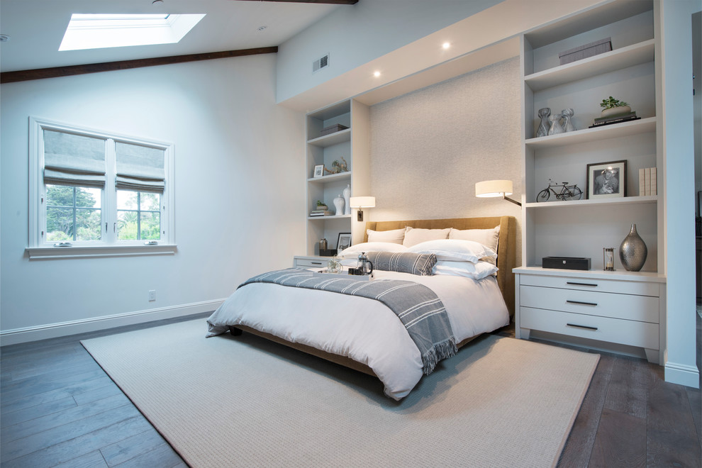 サンフランシスコにある広いコンテンポラリースタイルのおしゃれな主寝室 (白い壁、茶色い床、無垢フローリング) のレイアウト