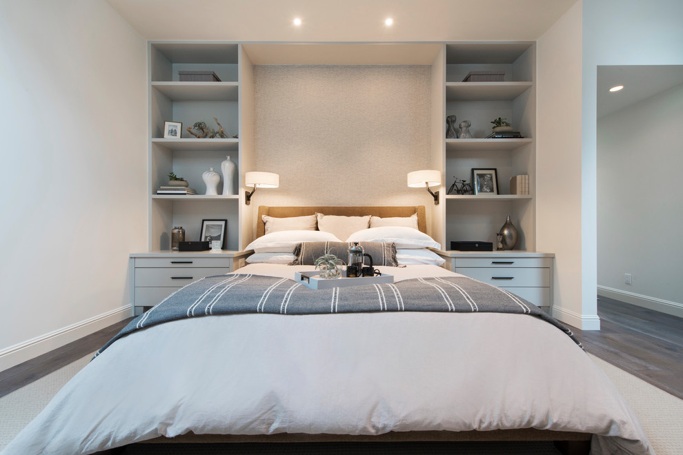 Diseño de dormitorio principal clásico renovado grande con paredes blancas, suelo marrón y suelo de madera en tonos medios