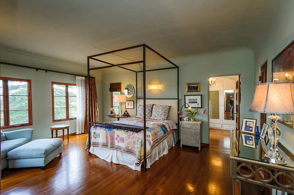 На фото: спальня в классическом стиле с зелеными стенами с