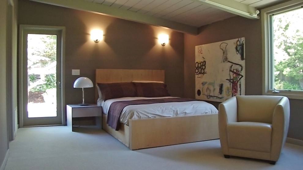 Cette image montre une chambre vintage de taille moyenne avec un mur marron et aucune cheminée.