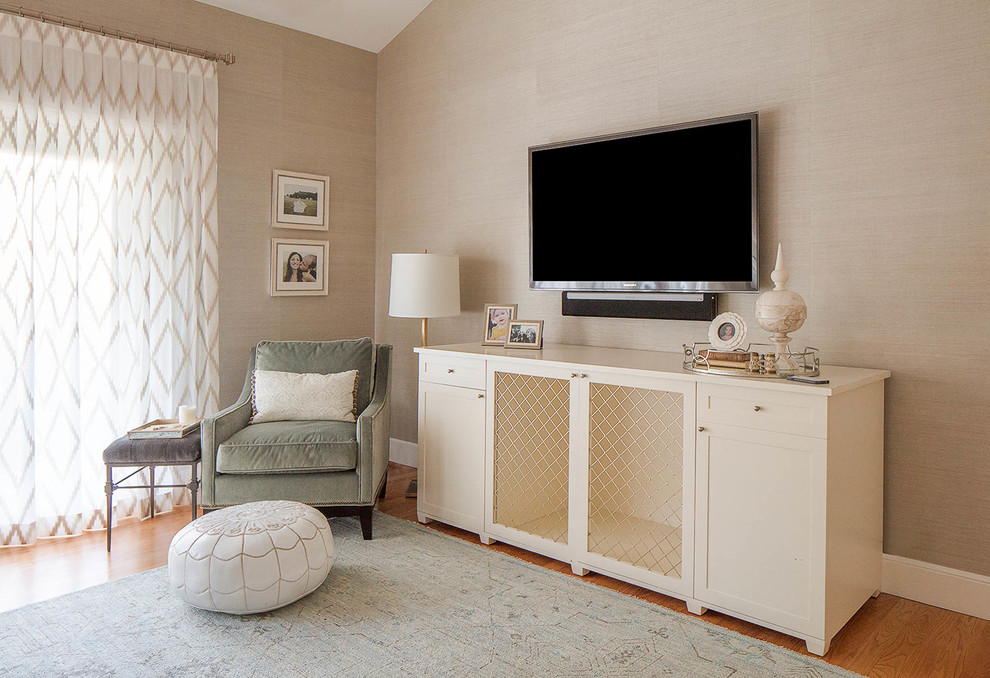Immagine di una camera matrimoniale chic di medie dimensioni con pareti beige e parquet chiaro