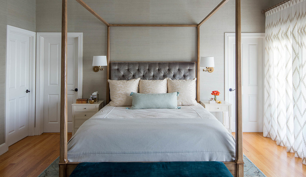 Источник вдохновения для домашнего уюта: хозяйская спальня среднего размера в классическом стиле с серыми стенами и светлым паркетным полом