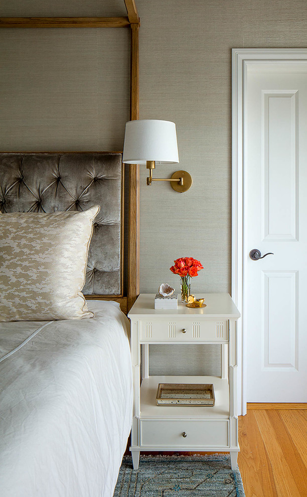 Идея дизайна: хозяйская спальня среднего размера в классическом стиле с серыми стенами и светлым паркетным полом