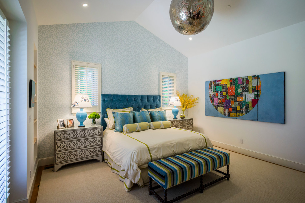 Diseño de habitación de invitados mediterránea de tamaño medio sin chimenea con paredes azules y moqueta