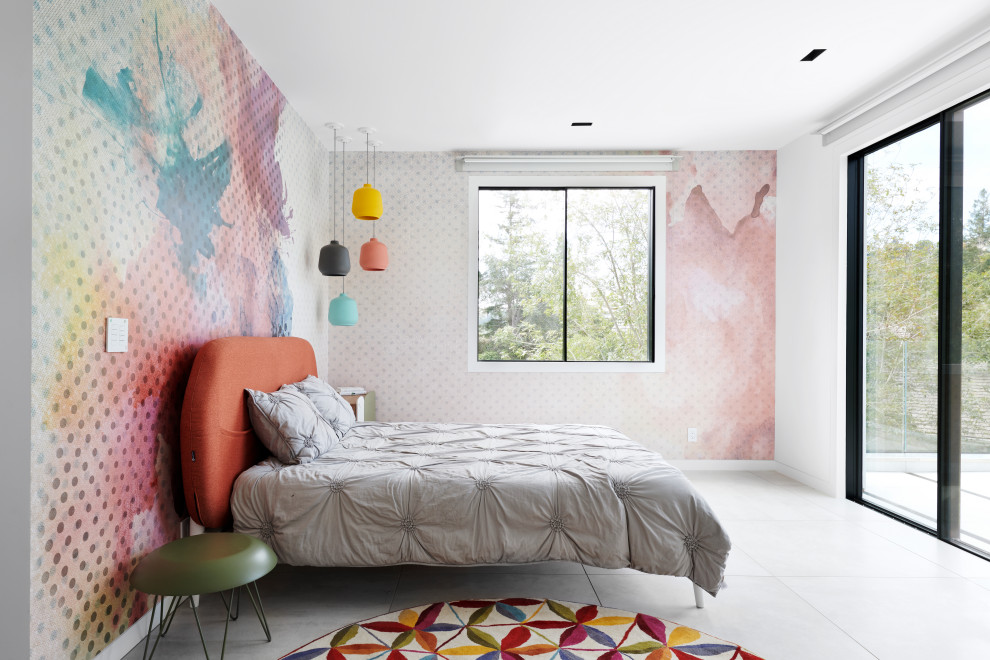 Réalisation d'une grande chambre design avec un sol en carrelage de porcelaine, un sol gris, du papier peint et un mur multicolore.