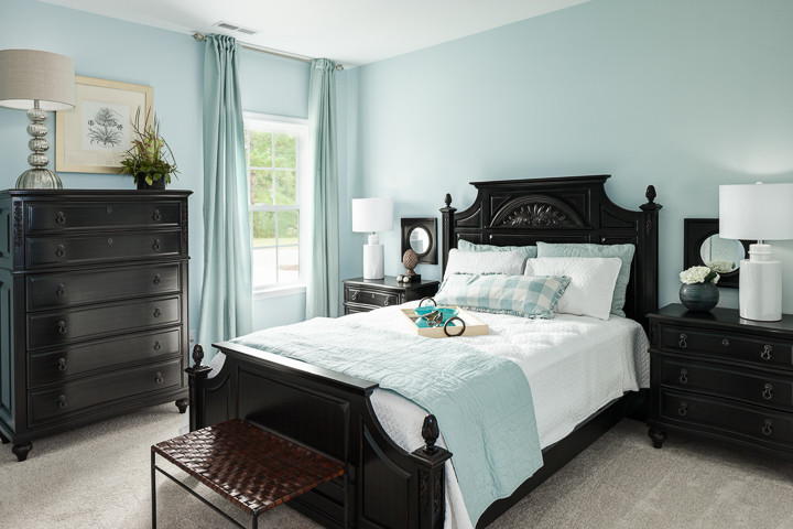Источник вдохновения для домашнего уюта: гостевая спальня (комната для гостей) в классическом стиле с синими стенами и ковровым покрытием без камина
