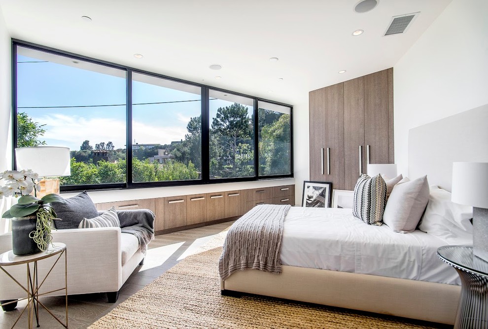 ロサンゼルスにある中くらいなコンテンポラリースタイルのおしゃれな主寝室 (白い壁、無垢フローリング、暖炉なし)