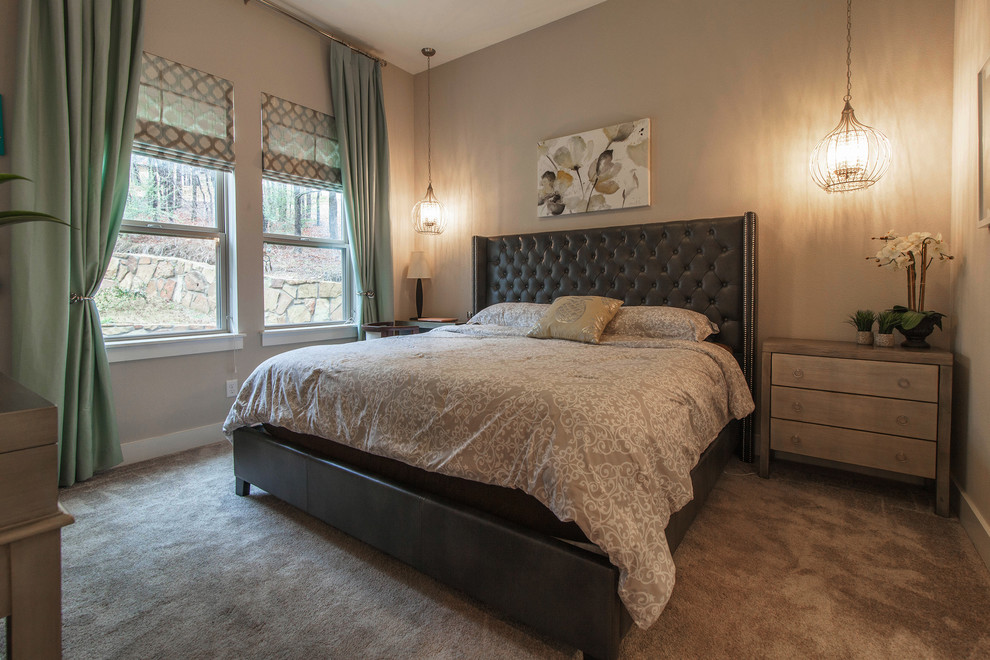 Идея дизайна: хозяйская спальня среднего размера в современном стиле с ковровым покрытием и бежевым полом