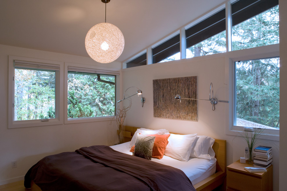 На фото: гостевая спальня среднего размера, (комната для гостей) в стиле ретро с белыми стенами и светлым паркетным полом без камина с