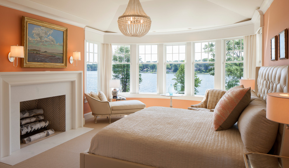Свежая идея для дизайна: хозяйская спальня в классическом стиле с оранжевыми стенами, ковровым покрытием и стандартным камином - отличное фото интерьера