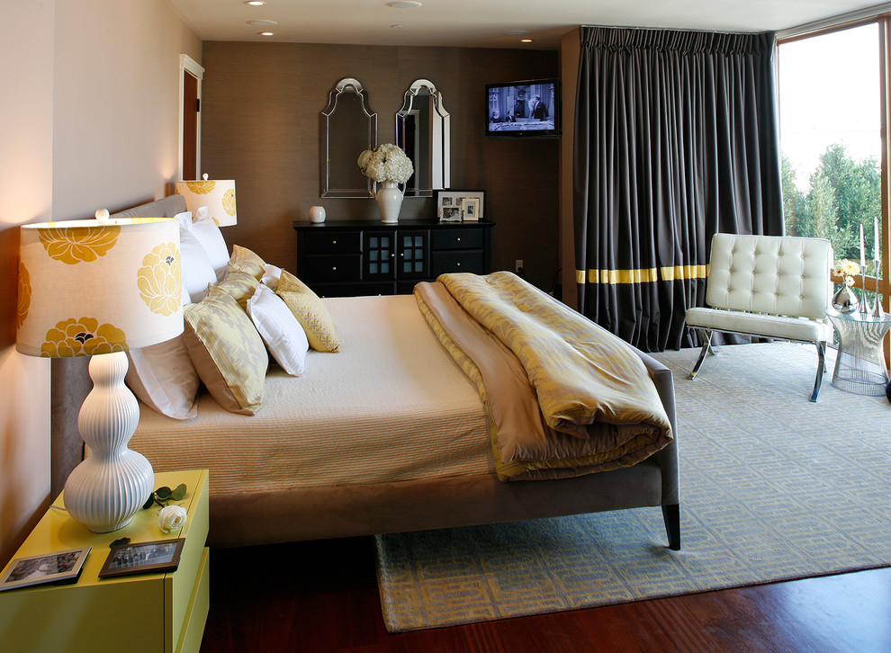 Foto de dormitorio principal actual de tamaño medio sin chimenea con paredes beige y suelo de madera en tonos medios
