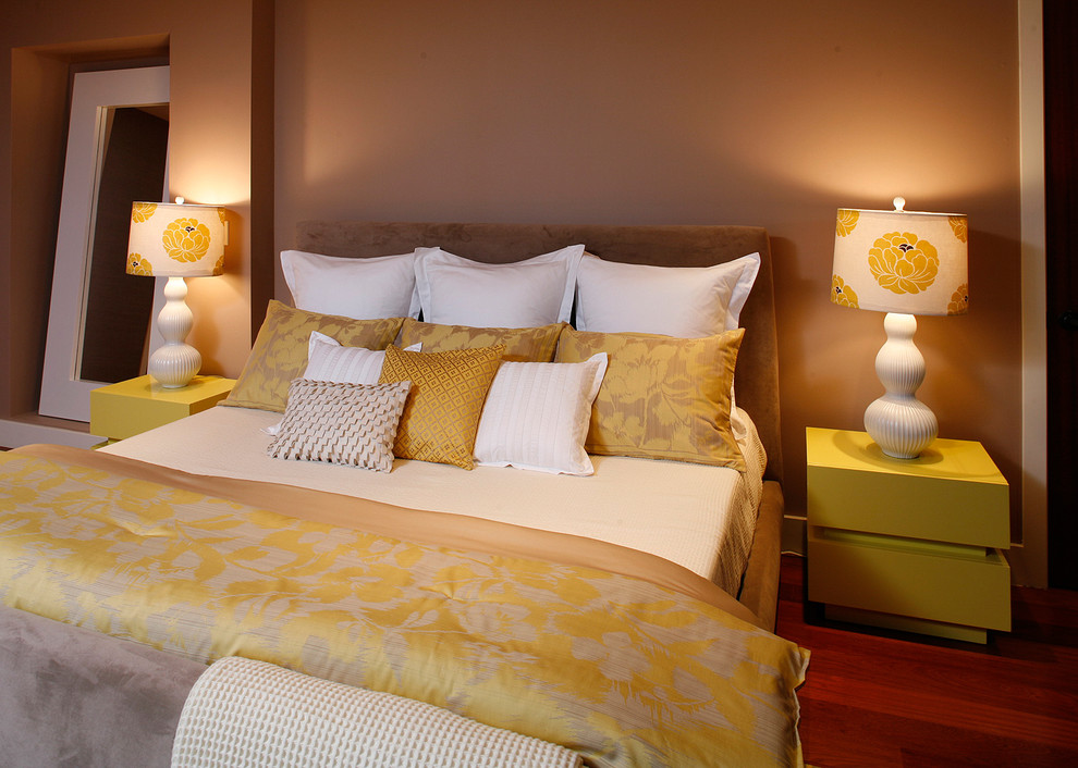 Свежая идея для дизайна: хозяйская спальня среднего размера в стиле модернизм с оранжевыми стенами и паркетным полом среднего тона без камина - отличное фото интерьера