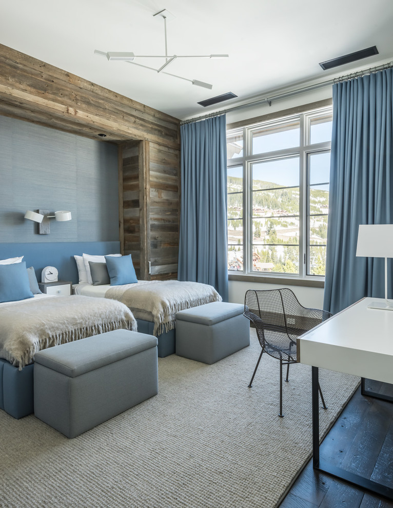 Ispirazione per una camera degli ospiti stile rurale con pareti blu e parquet scuro
