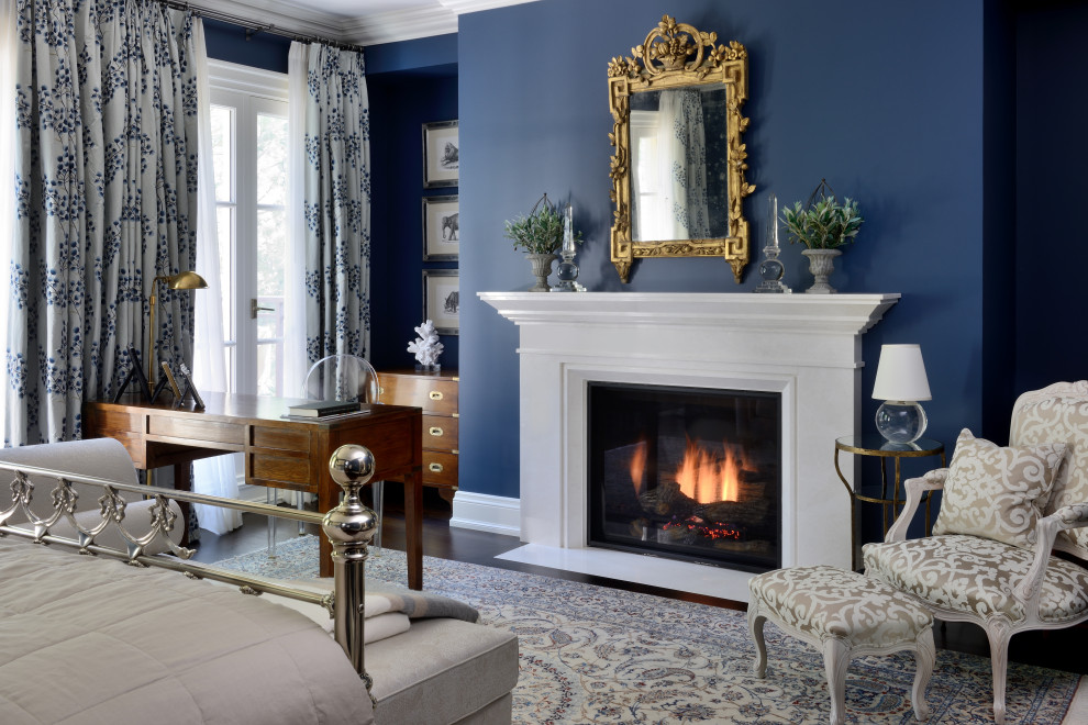 トロントにある広いトラディショナルスタイルのおしゃれな主寝室 (青い壁、無垢フローリング、標準型暖炉、石材の暖炉まわり、茶色い床) のレイアウト