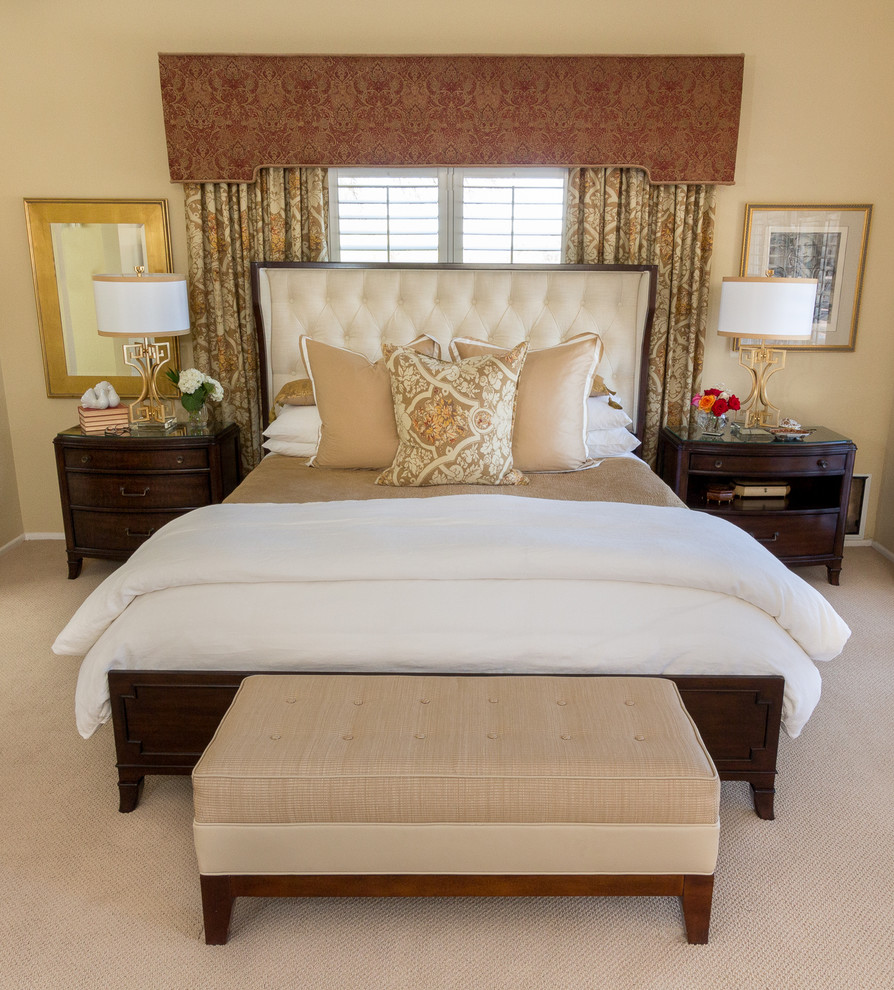 Imagen de dormitorio principal tradicional renovado grande con paredes beige y moqueta
