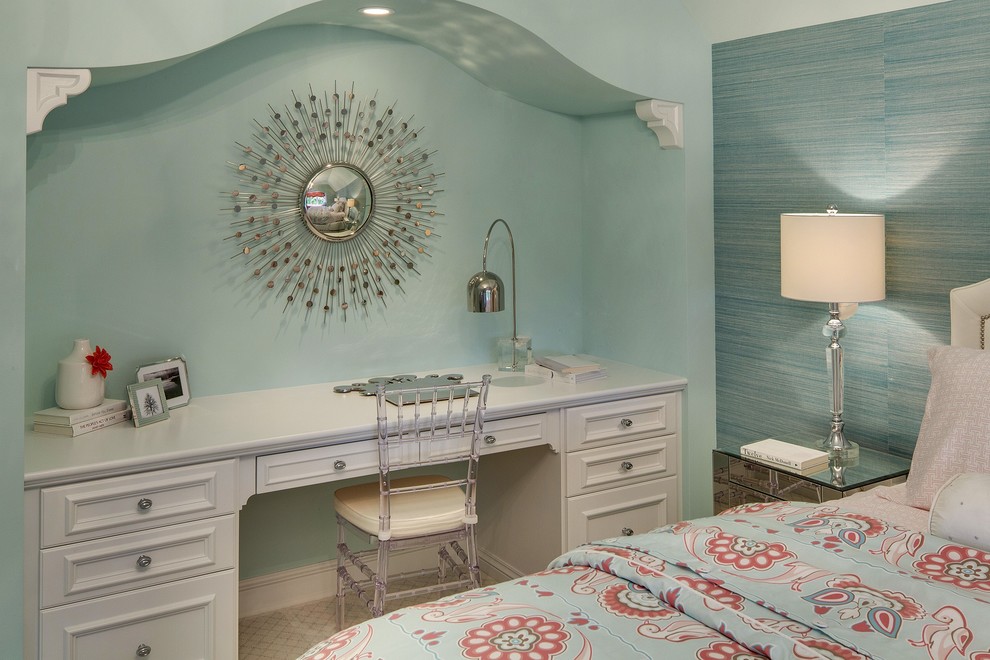 Klassisches Schlafzimmer mit blauer Wandfarbe und Teppichboden in Minneapolis